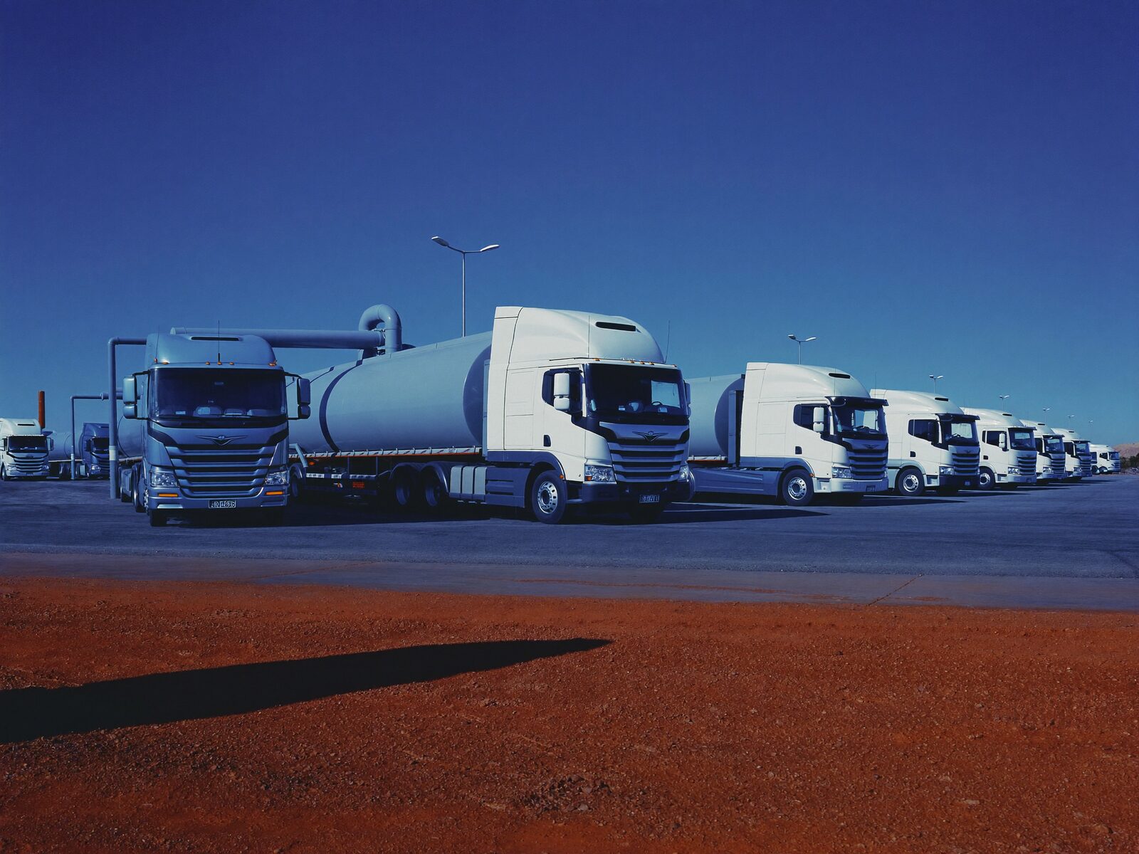 Camion-citerne en rotation vers un site minier